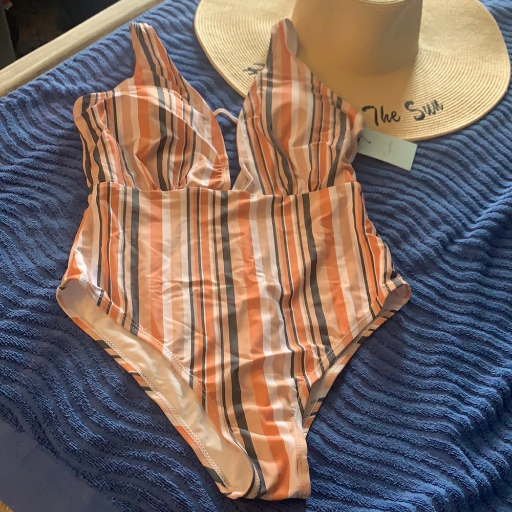 1pc striped print swimsuit.